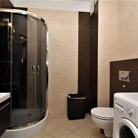 Nadmorski Dwor 10 *